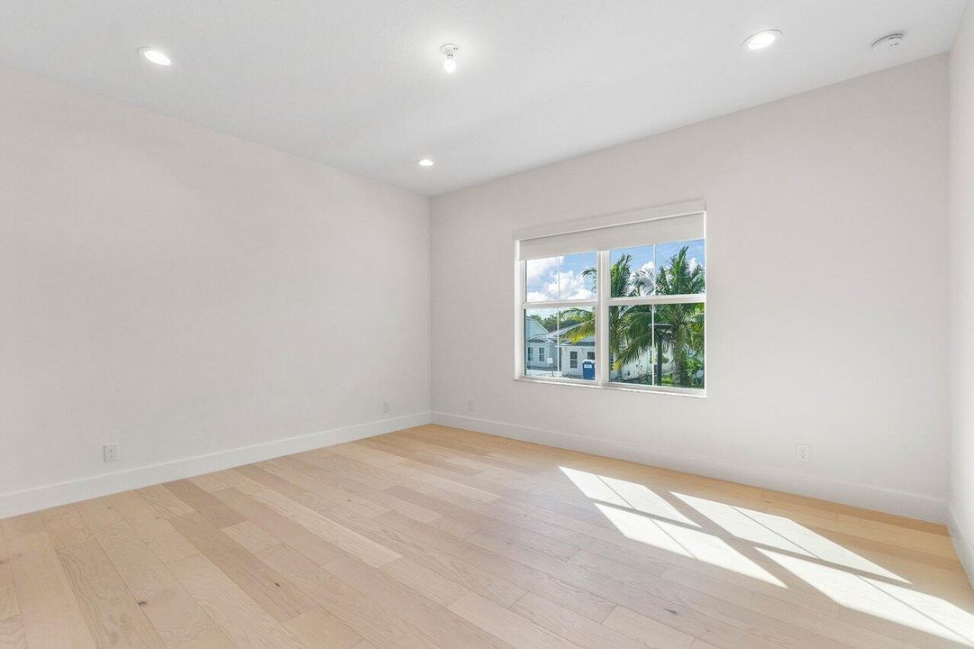 Под контрактом: $7,950 (4 спален, 3 ванн, 3782 Квадратных фут)