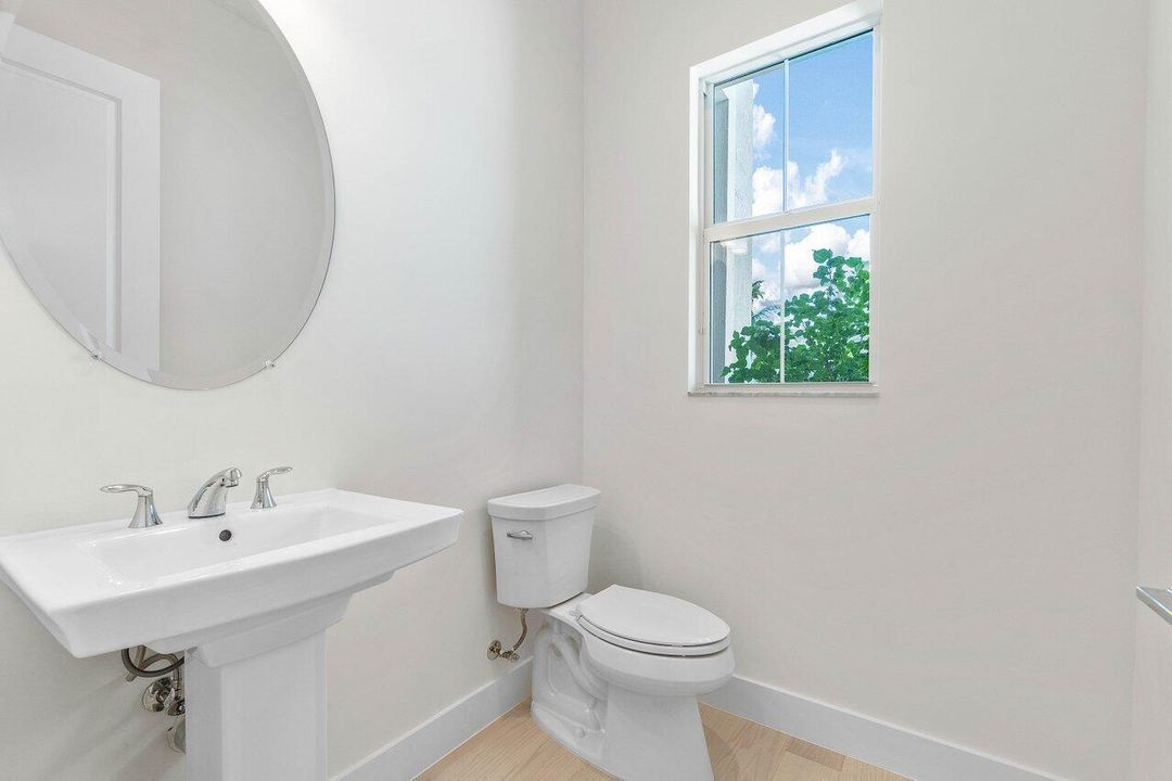 Под контрактом: $7,950 (4 спален, 3 ванн, 3782 Квадратных фут)