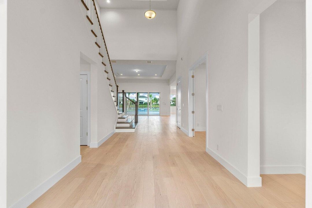 Под контрактом: $7,950 (4 спален, 3 ванн, 3782 Квадратных фут)