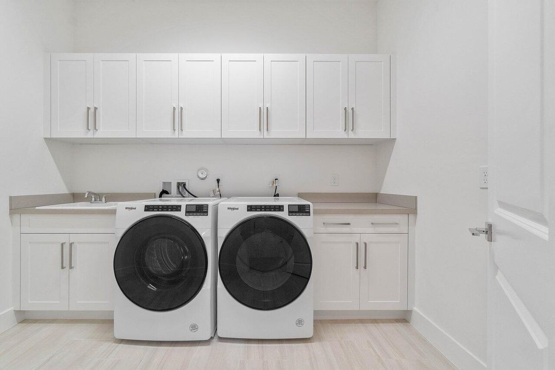 Под контрактом: $7,950 (4 спален, 3 ванн, 3782 Квадратных фут)