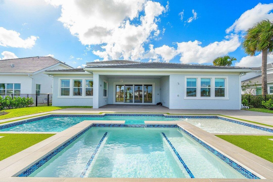 Под контрактом: $7,950 (4 спален, 3 ванн, 3782 Квадратных фут)