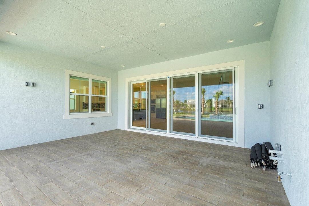 Под контрактом: $7,950 (4 спален, 3 ванн, 3782 Квадратных фут)