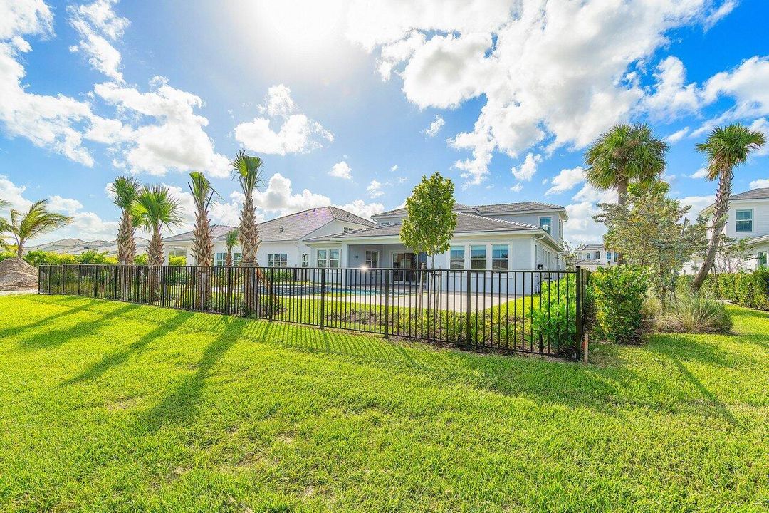 Под контрактом: $7,950 (4 спален, 3 ванн, 3782 Квадратных фут)