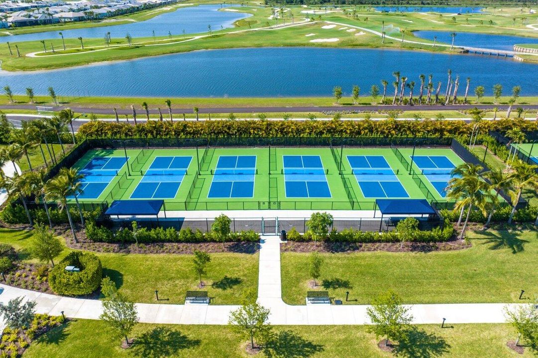 Под контрактом: $7,950 (4 спален, 3 ванн, 3782 Квадратных фут)