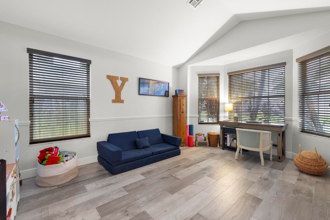 En Venta: $679,000 (4 camas, 2 baños, 2150 Pies cuadrados)