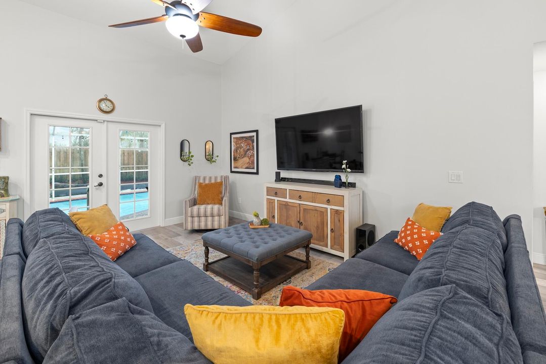 En Venta: $679,000 (4 camas, 2 baños, 2150 Pies cuadrados)