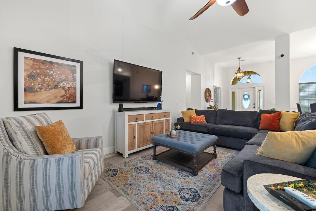 En Venta: $679,000 (4 camas, 2 baños, 2150 Pies cuadrados)