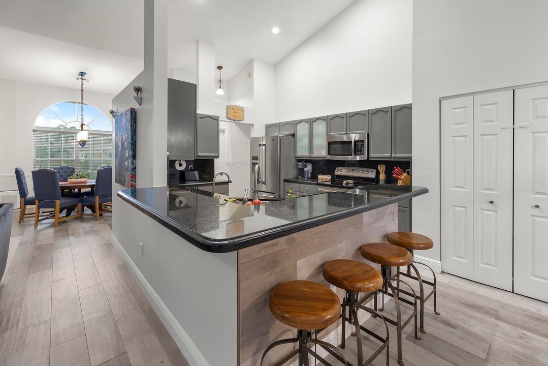 En Venta: $679,000 (4 camas, 2 baños, 2150 Pies cuadrados)