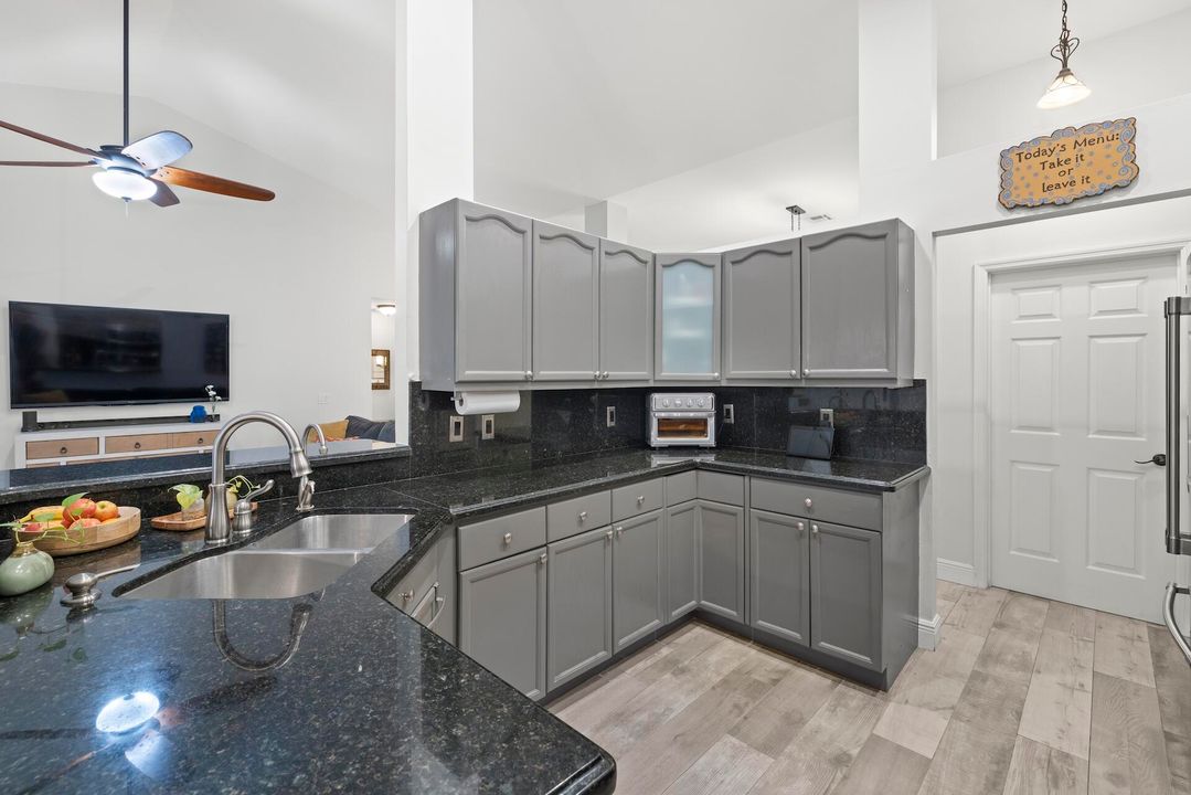 En Venta: $679,000 (4 camas, 2 baños, 2150 Pies cuadrados)