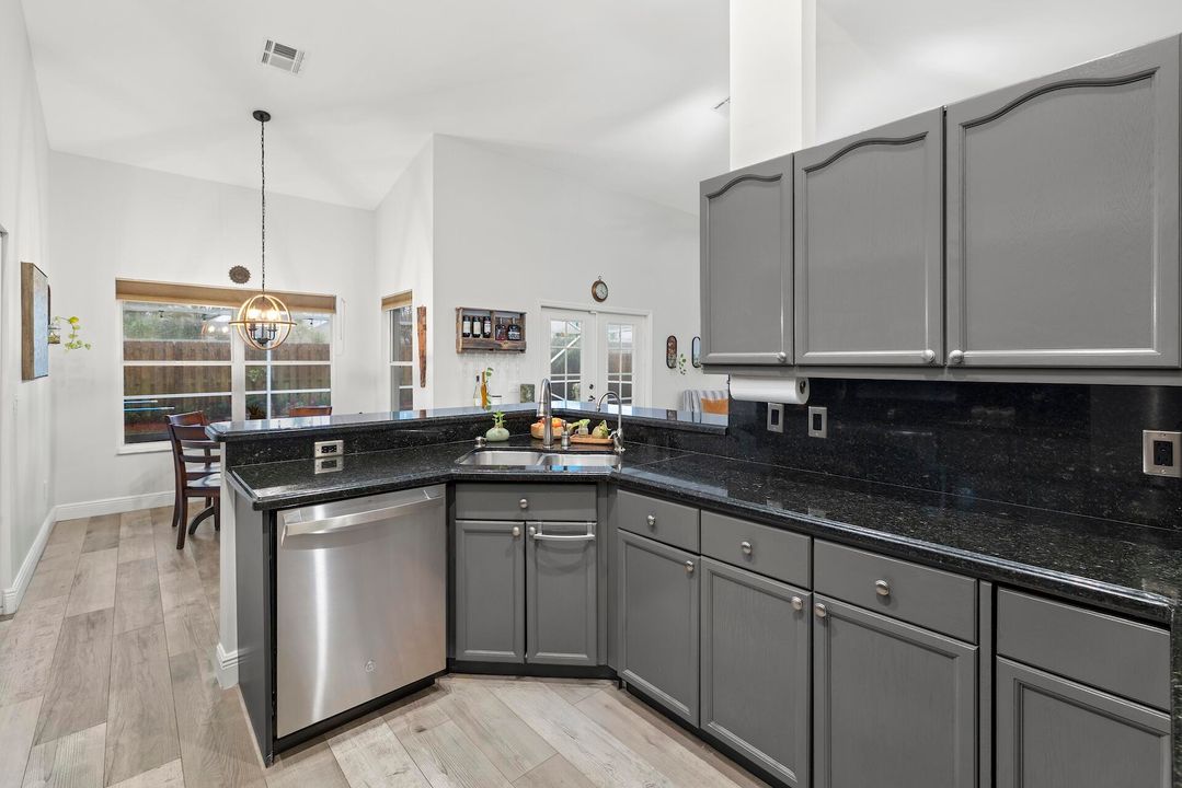 En Venta: $679,000 (4 camas, 2 baños, 2150 Pies cuadrados)