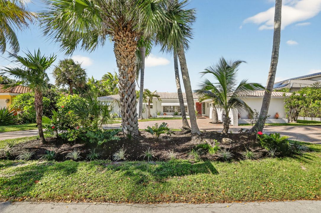 Под контрактом: $2,700,000 (4 спален, 2 ванн, 3366 Квадратных фут)