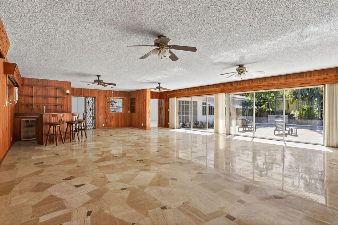 Под контрактом: $2,700,000 (4 спален, 2 ванн, 3366 Квадратных фут)