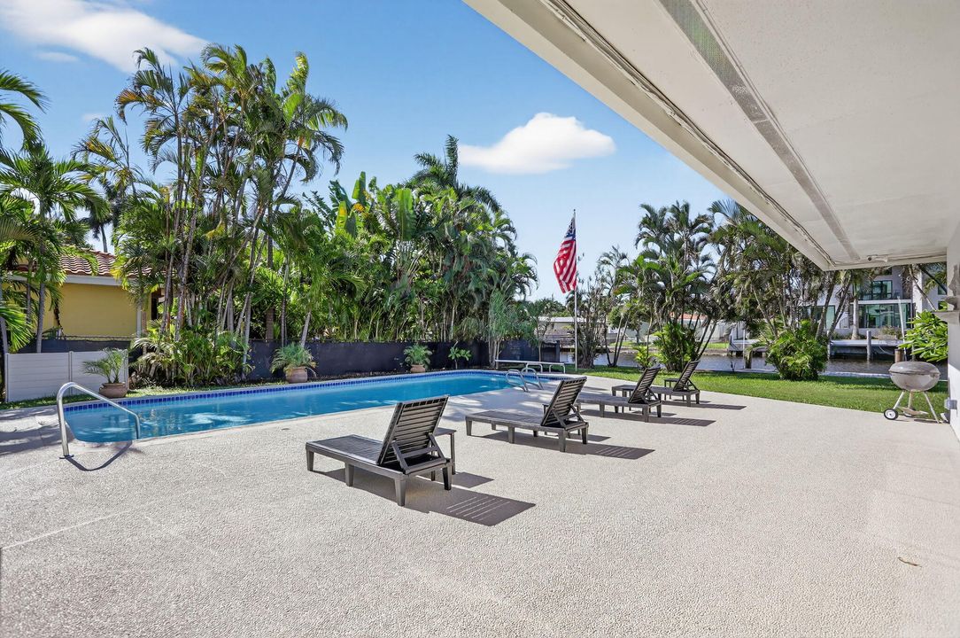 Под контрактом: $2,700,000 (4 спален, 2 ванн, 3366 Квадратных фут)