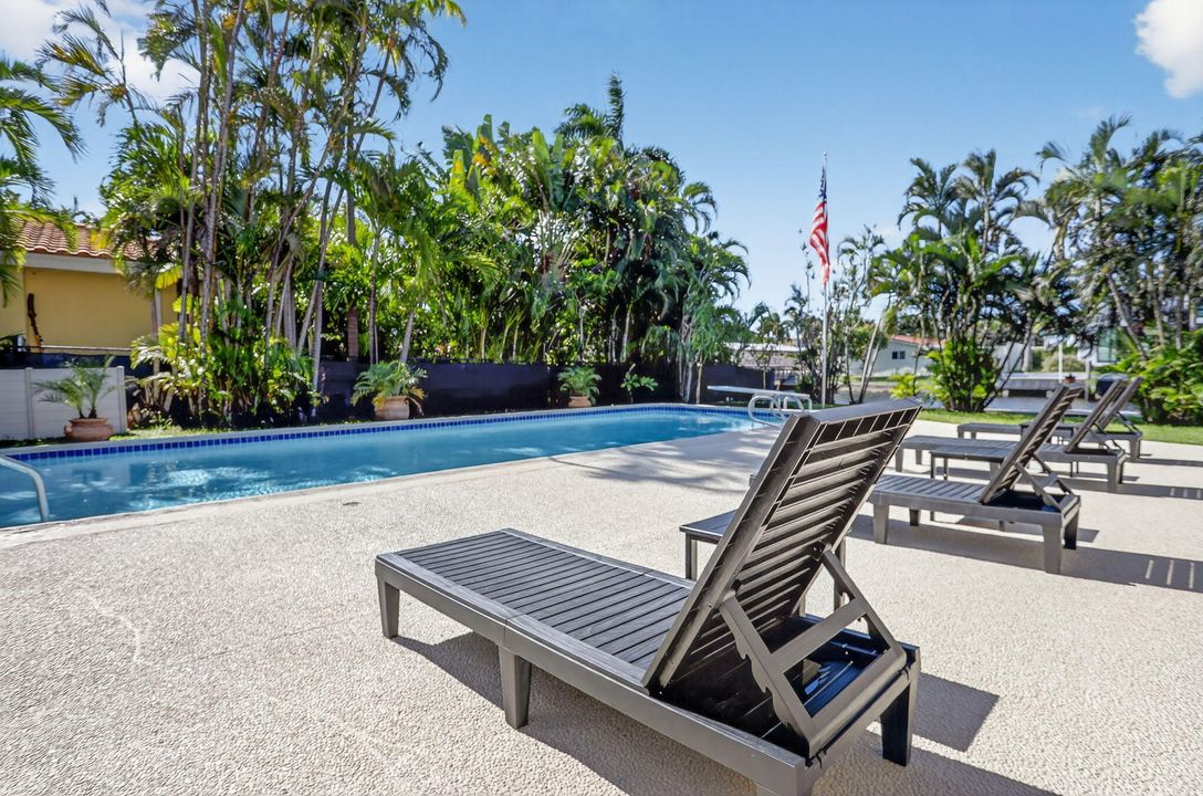 Под контрактом: $2,700,000 (4 спален, 2 ванн, 3366 Квадратных фут)