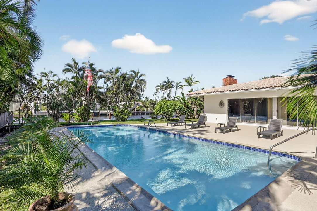 Под контрактом: $2,700,000 (4 спален, 2 ванн, 3366 Квадратных фут)