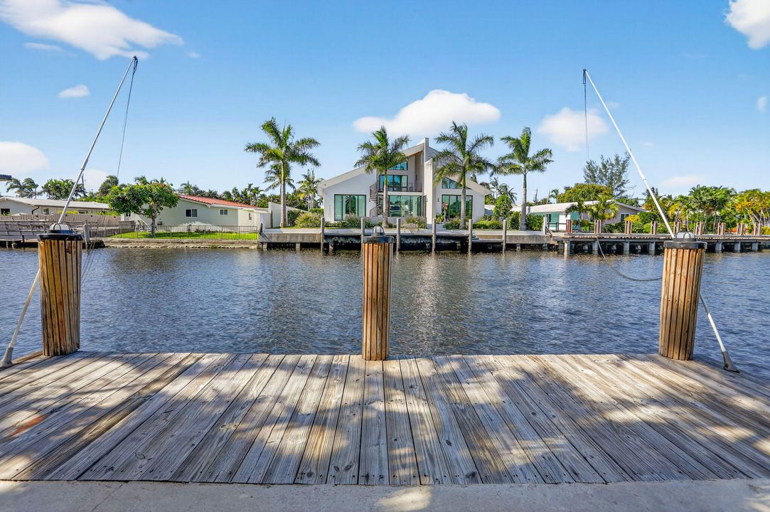 Под контрактом: $2,700,000 (4 спален, 2 ванн, 3366 Квадратных фут)