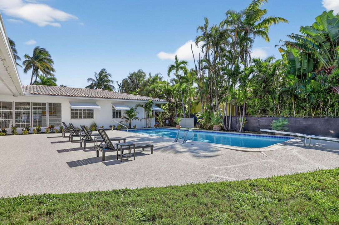 Под контрактом: $2,700,000 (4 спален, 2 ванн, 3366 Квадратных фут)