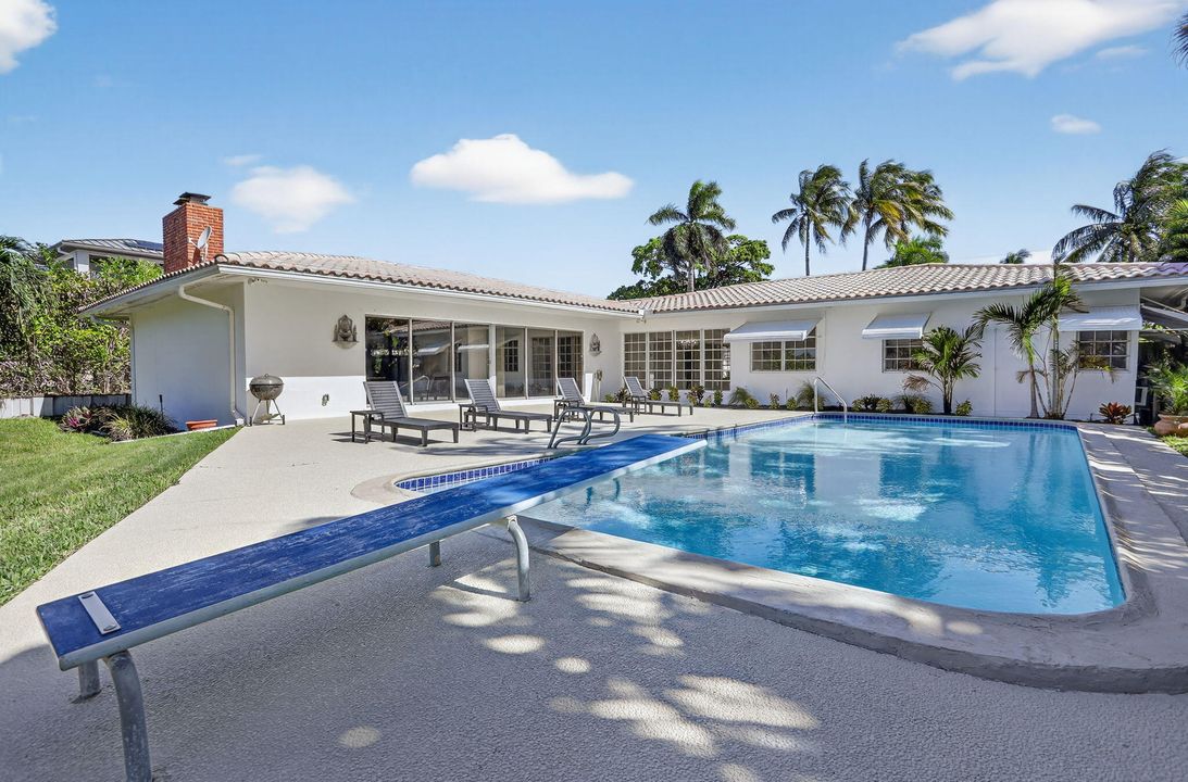 Под контрактом: $2,700,000 (4 спален, 2 ванн, 3366 Квадратных фут)