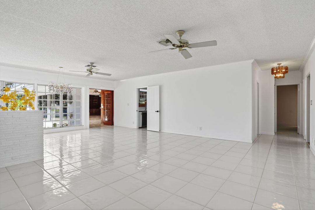 Под контрактом: $2,700,000 (4 спален, 2 ванн, 3366 Квадратных фут)