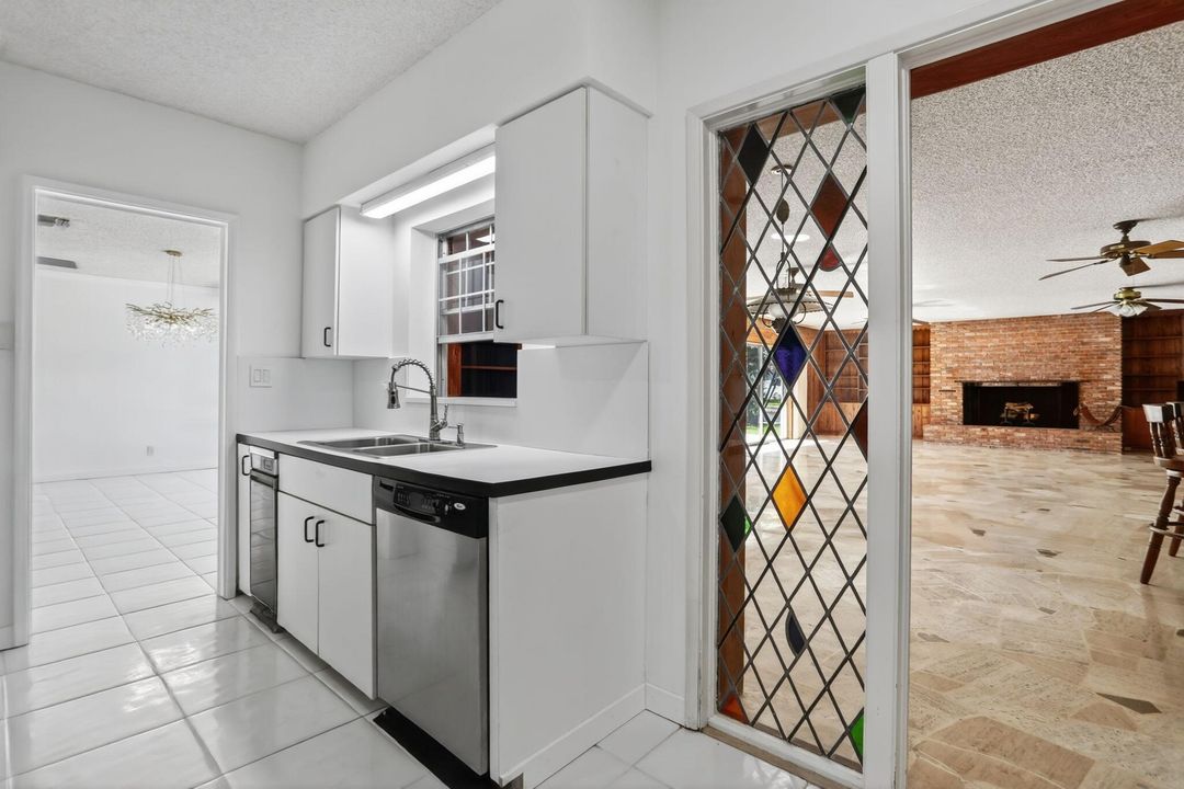 Под контрактом: $2,700,000 (4 спален, 2 ванн, 3366 Квадратных фут)