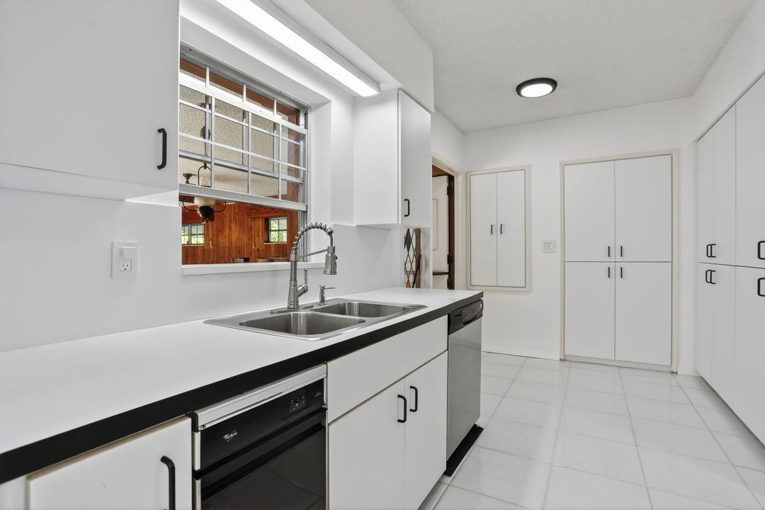 Под контрактом: $2,700,000 (4 спален, 2 ванн, 3366 Квадратных фут)