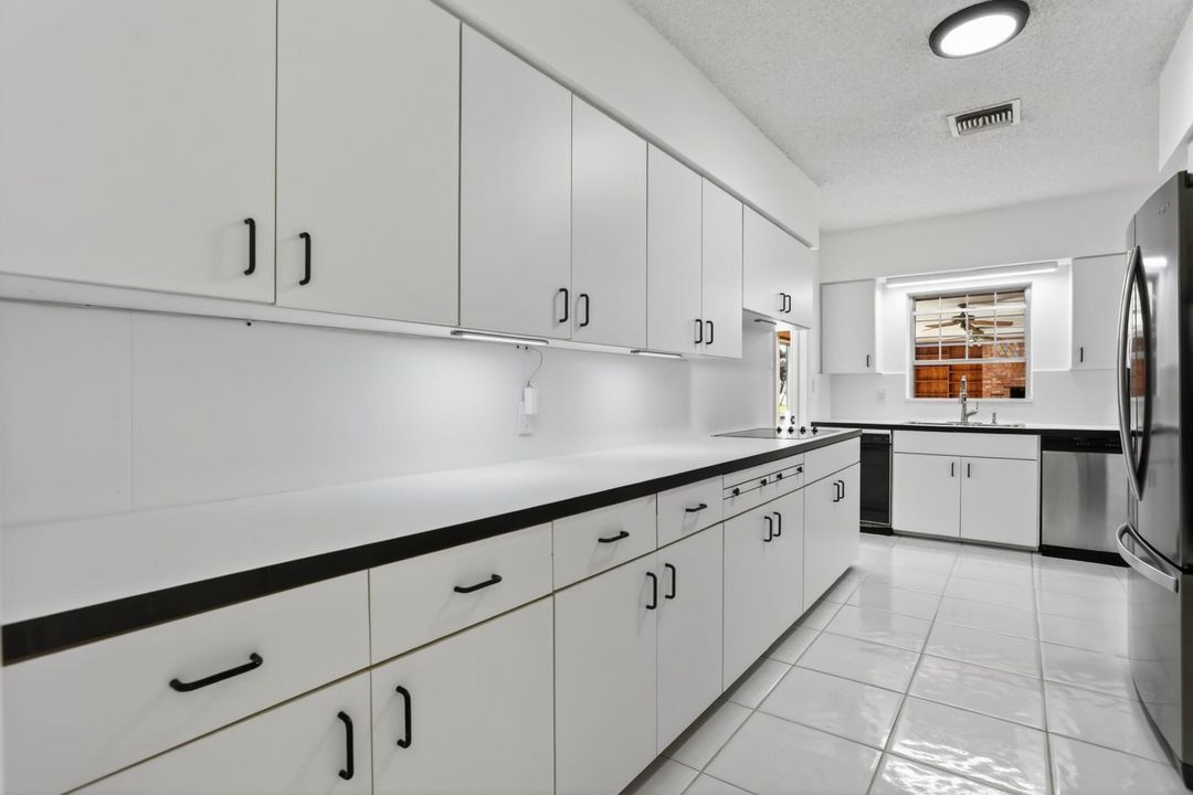 Под контрактом: $2,700,000 (4 спален, 2 ванн, 3366 Квадратных фут)