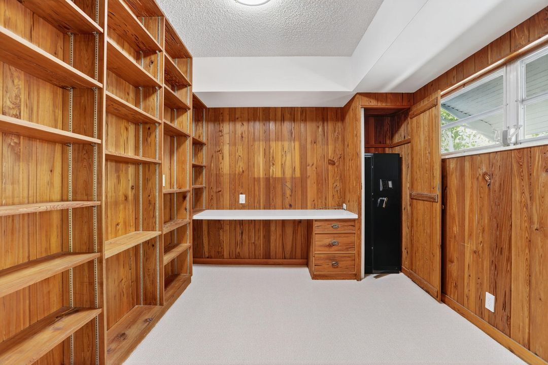 Под контрактом: $2,700,000 (4 спален, 2 ванн, 3366 Квадратных фут)