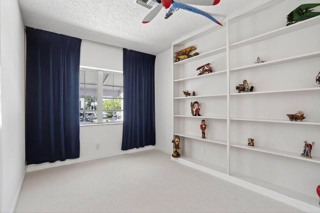 Под контрактом: $2,700,000 (4 спален, 2 ванн, 3366 Квадратных фут)