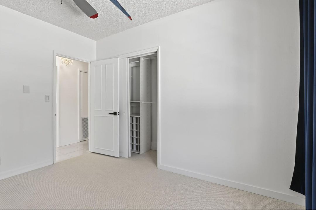 Под контрактом: $2,700,000 (4 спален, 2 ванн, 3366 Квадратных фут)