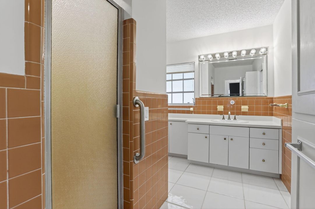 Под контрактом: $2,700,000 (4 спален, 2 ванн, 3366 Квадратных фут)