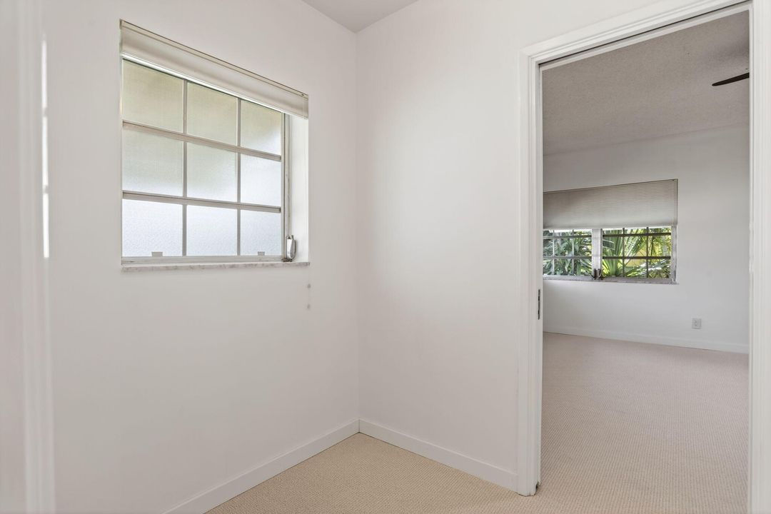 Под контрактом: $2,700,000 (4 спален, 2 ванн, 3366 Квадратных фут)