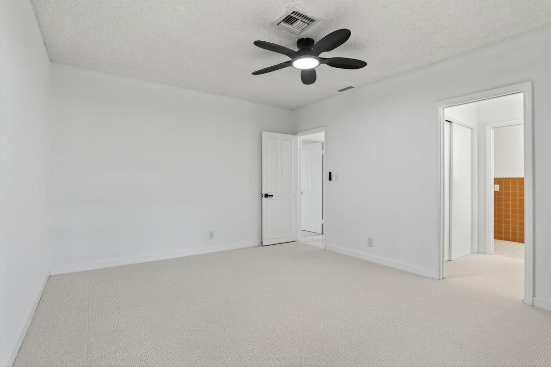 Под контрактом: $2,700,000 (4 спален, 2 ванн, 3366 Квадратных фут)