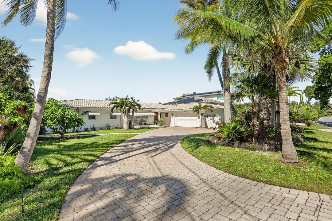 Под контрактом: $2,700,000 (4 спален, 2 ванн, 3366 Квадратных фут)