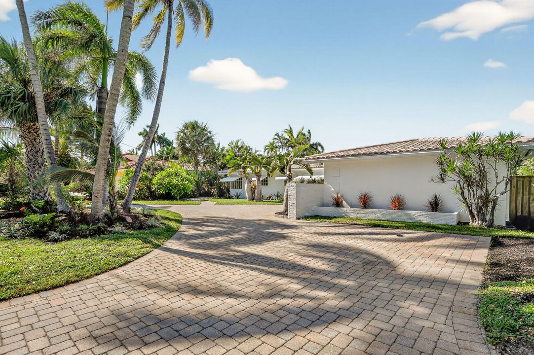 Под контрактом: $2,700,000 (4 спален, 2 ванн, 3366 Квадратных фут)