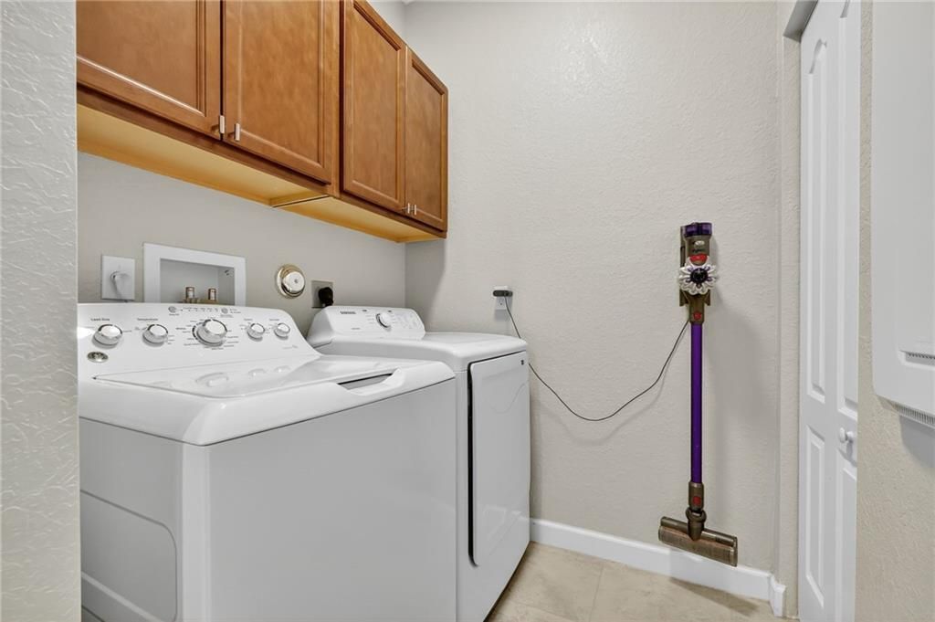 For Sale: $285,000 (3 beds, 2 baths, 1417 Square Feet)