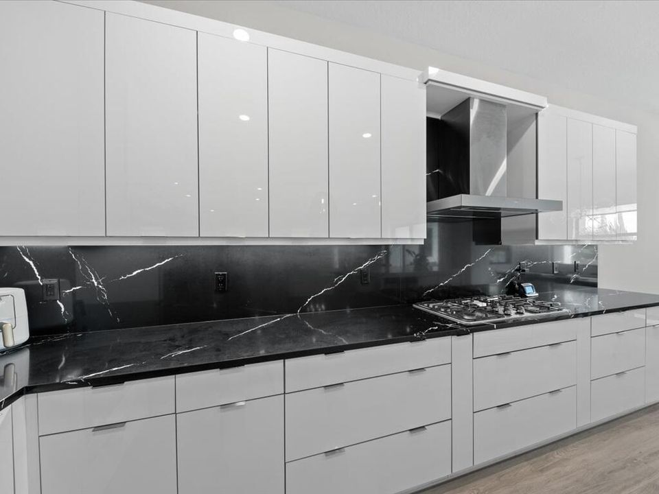 出租: $5,500 (3 贝兹, 3 浴室, 2543 平方英尺)