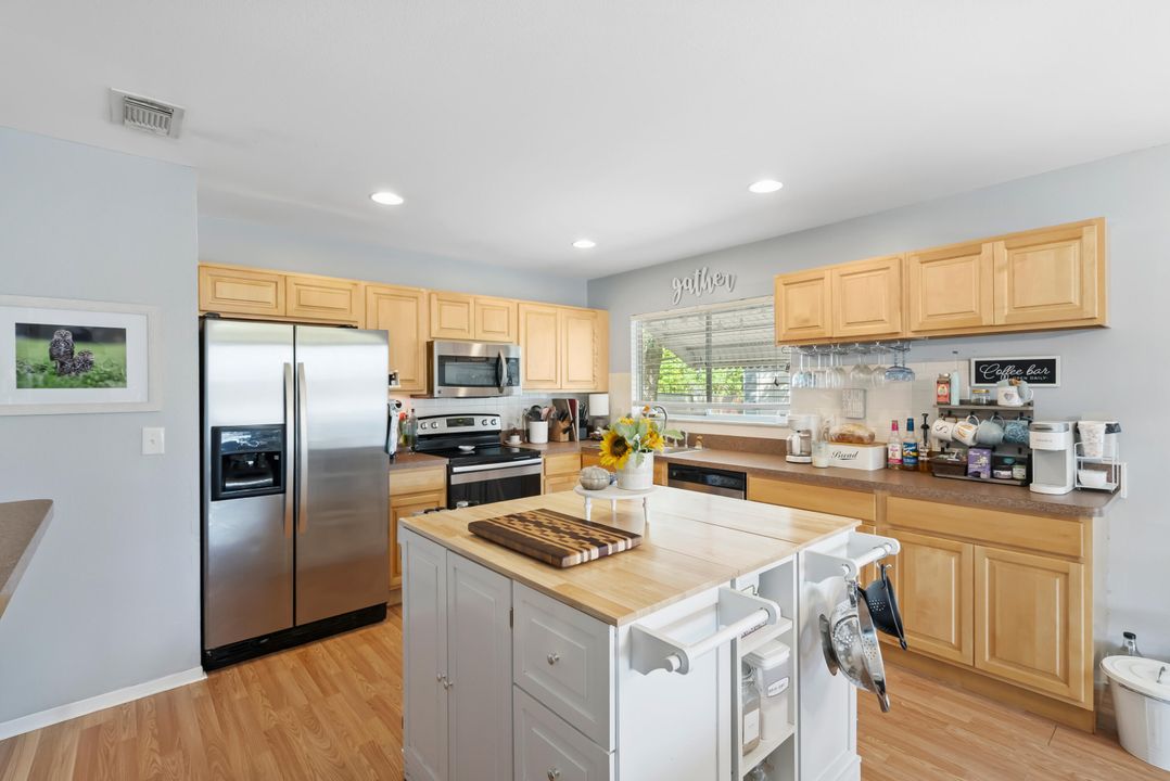 Activo con contrato: $324,500 (3 camas, 2 baños, 1176 Pies cuadrados)