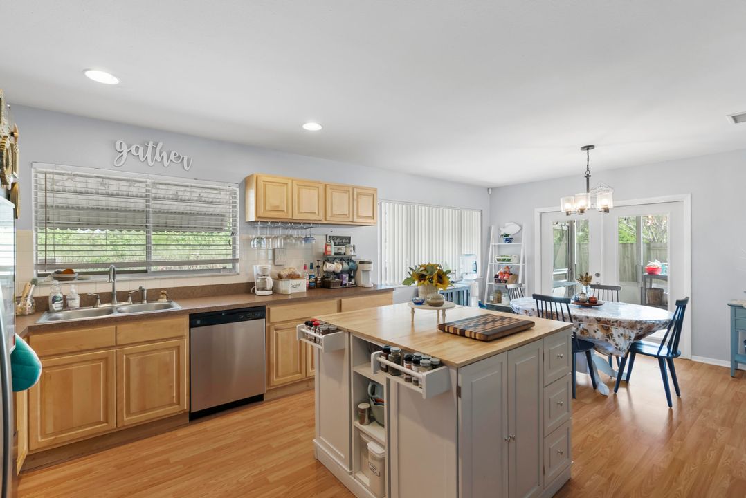 Activo con contrato: $324,500 (3 camas, 2 baños, 1176 Pies cuadrados)