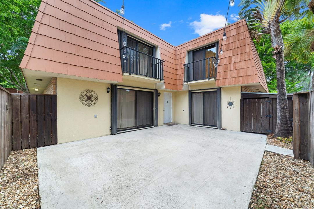 Active With Contract: $319,900 (2 beds, 2 baths, 1264 Square Feet)