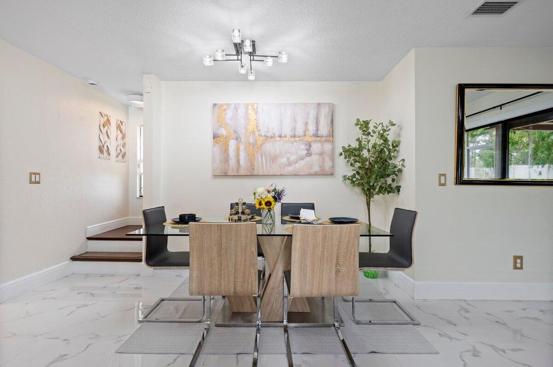 出租: $4,995 (4 贝兹, 3 浴室, 2478 平方英尺)