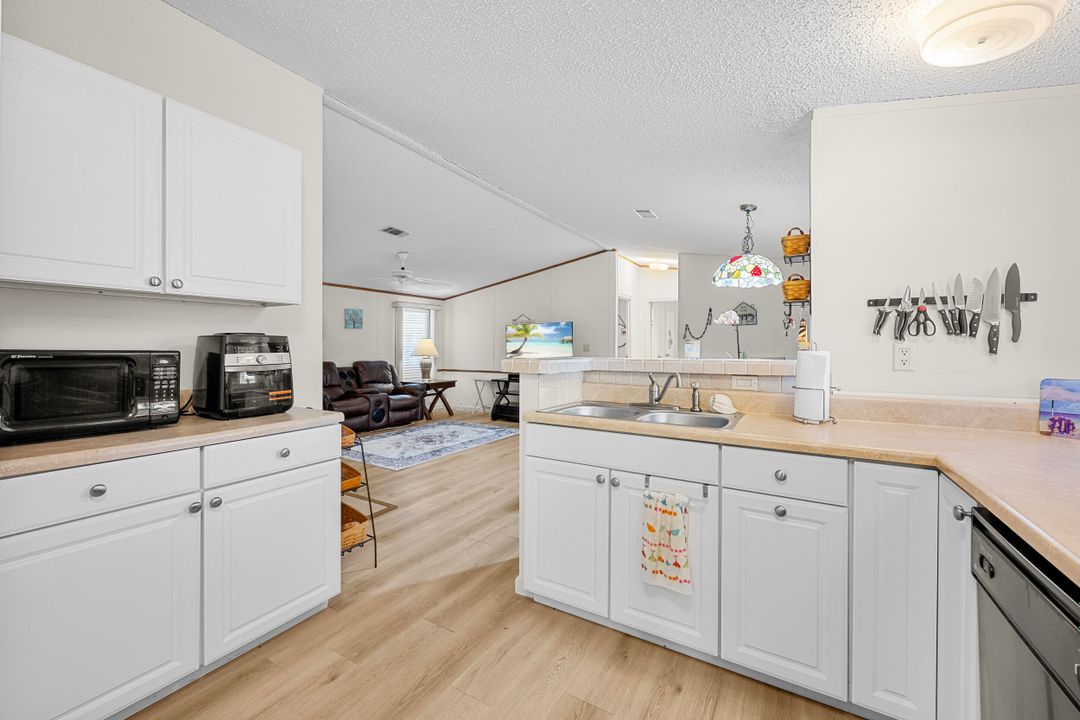 На продажу: $265,000 (3 спален, 2 ванн, 1358 Квадратных фут)