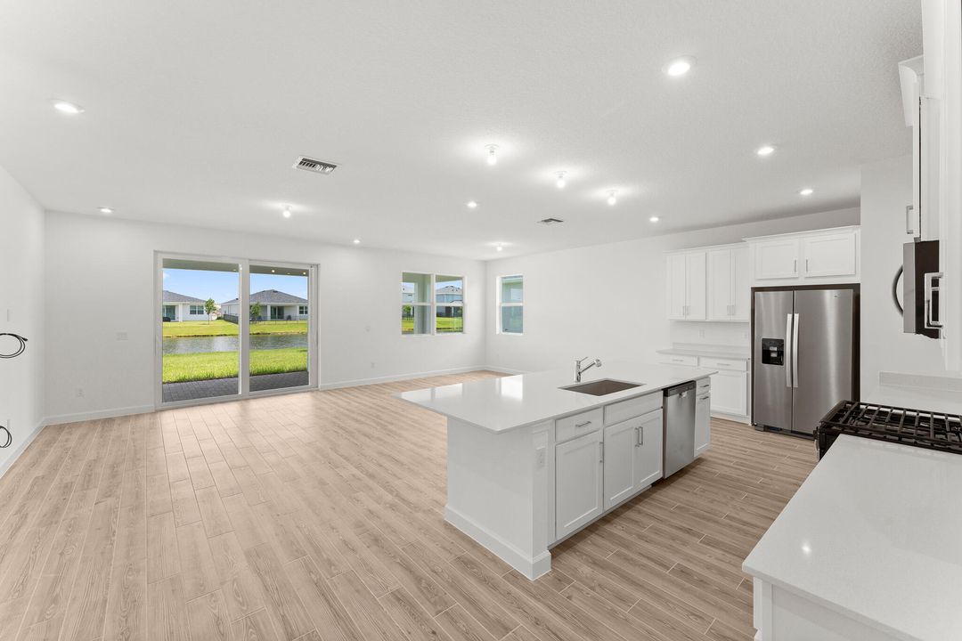 合同活跃: $427,450 (3 贝兹, 2 浴室, 1651 平方英尺)