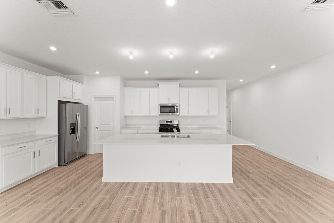 合同活跃: $427,450 (3 贝兹, 2 浴室, 1651 平方英尺)