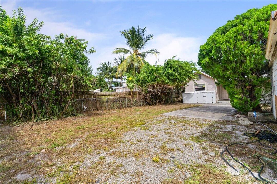 Active With Contract: $312,500 (3 beds, 2 baths, 1136 Square Feet)