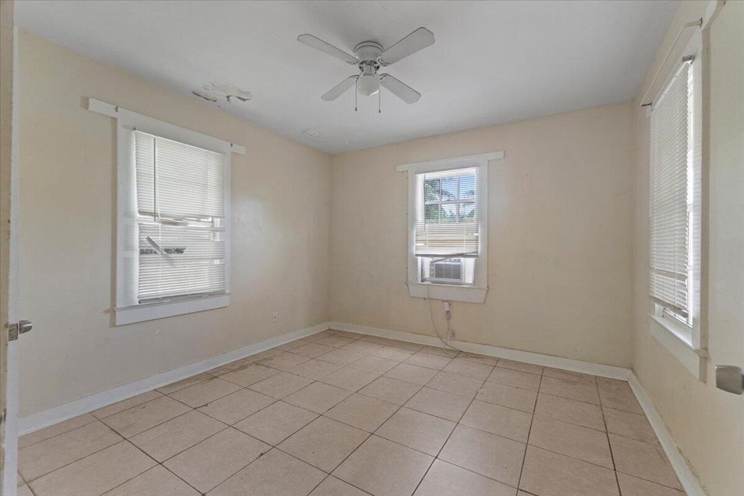 Active With Contract: $312,500 (3 beds, 2 baths, 1136 Square Feet)