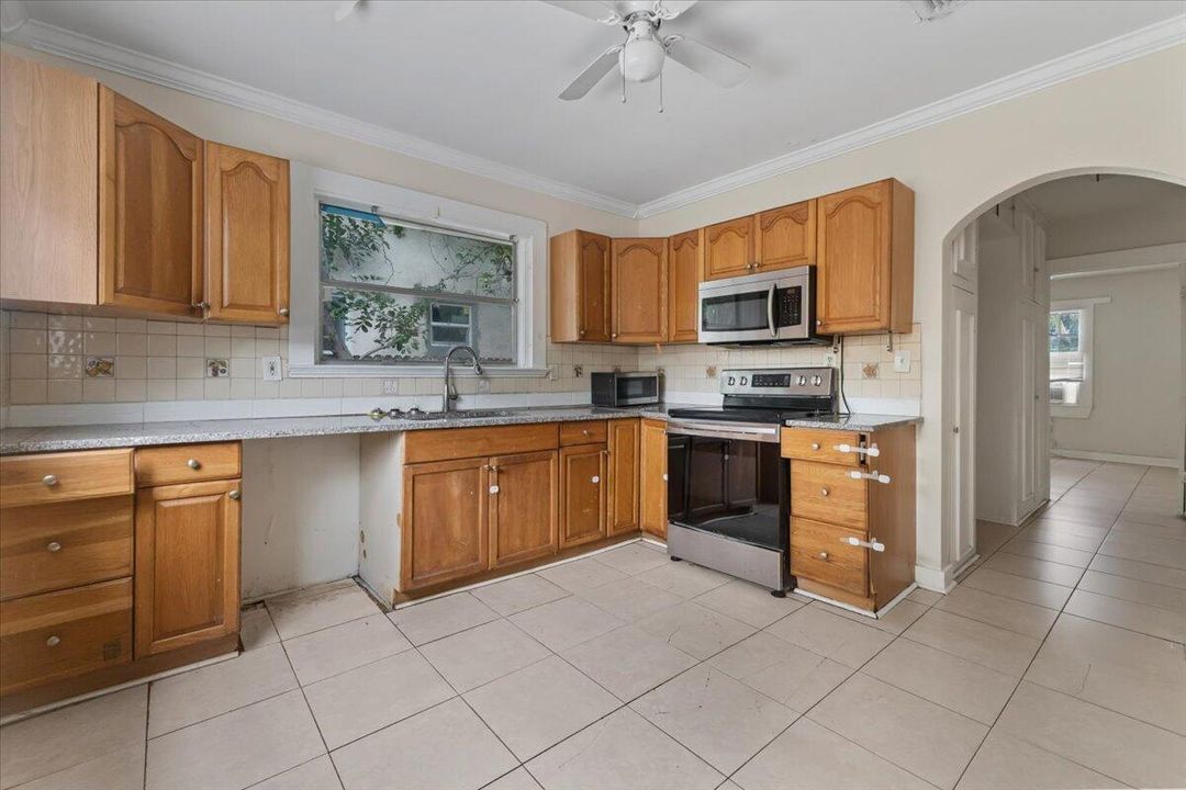 Active With Contract: $312,500 (3 beds, 2 baths, 1136 Square Feet)