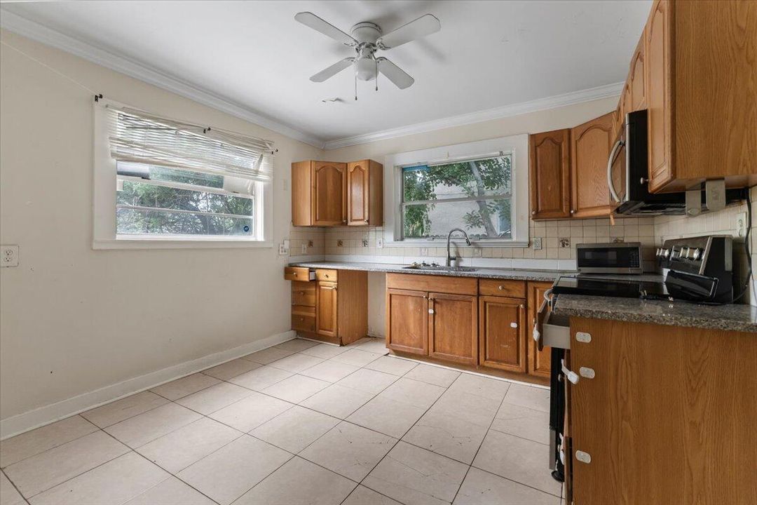 Active With Contract: $312,500 (3 beds, 2 baths, 1136 Square Feet)