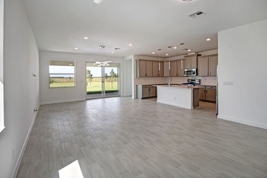 Под контрактом: $569,000 (3 спален, 2 ванн, 2179 Квадратных фут)