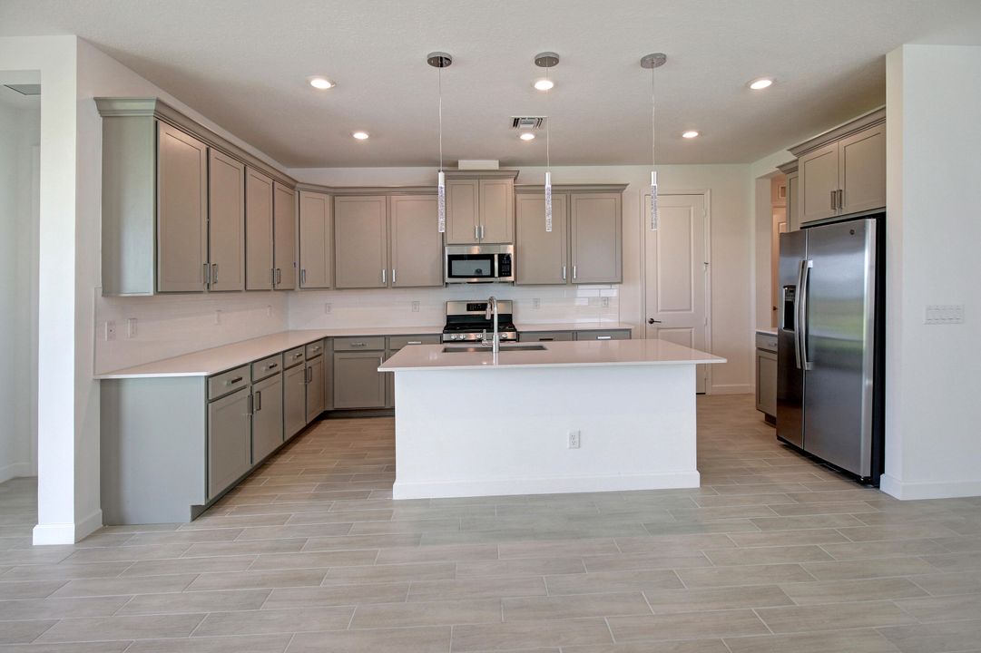 Под контрактом: $569,000 (3 спален, 2 ванн, 2179 Квадратных фут)