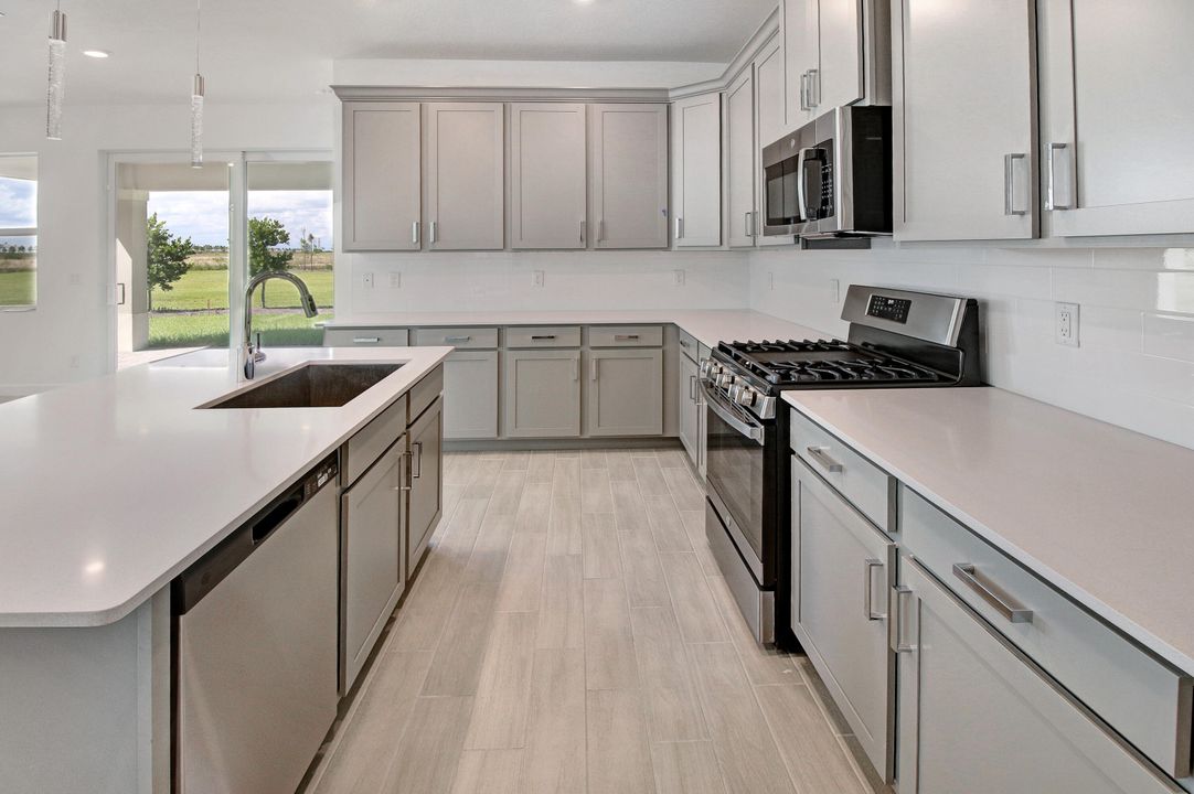 Под контрактом: $569,000 (3 спален, 2 ванн, 2179 Квадратных фут)